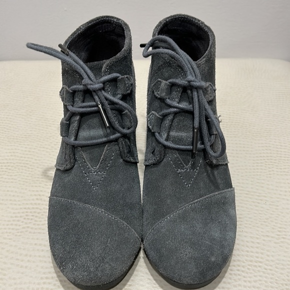 Toms Grey Suede Lace-Up Wedge Heel Ankle Booties - Picture 7 of 12